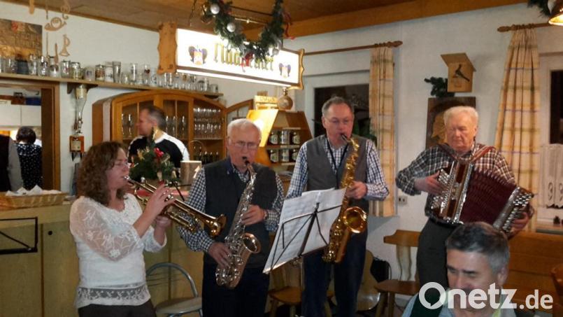 Sie spielen zur eigenen und zur Freude der Zuhörer: Kerstin Kilp und daneben die &quot;Urgesteine&quot; Sepp Ertl, Hans Dittrich und Hans Schuster beim Musikantenstammtisch im Vogelheim. Bild: hka