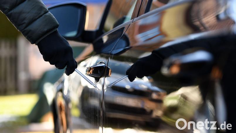 1500 Euro Schaden hat ein Unbekannter hinterlassen, weil er das Auto einer 27-Jährigen in Amberg zerkratzte. Symbolbild: Angelika Warmuth/dpa