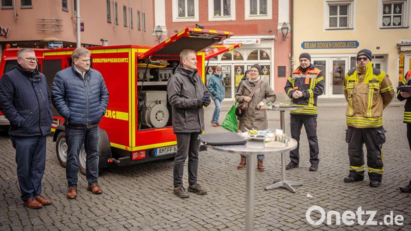 Passend zum Stromausfall am Montagabend hat die Stadt Amberg einen Blackout-Flyer vorgestellt. Von links: Oberbürgermeister Michael Cerny, stellvertretender Landrat Stefan Braun, Referatsleiter Bernhard Mitko, Sachgebietsleiter Zivil- und Katastrophenschutz Andreas Pfauntsch (Zweiter von rechts). Bild: Michael Golinski, Stadt Amberg/exb