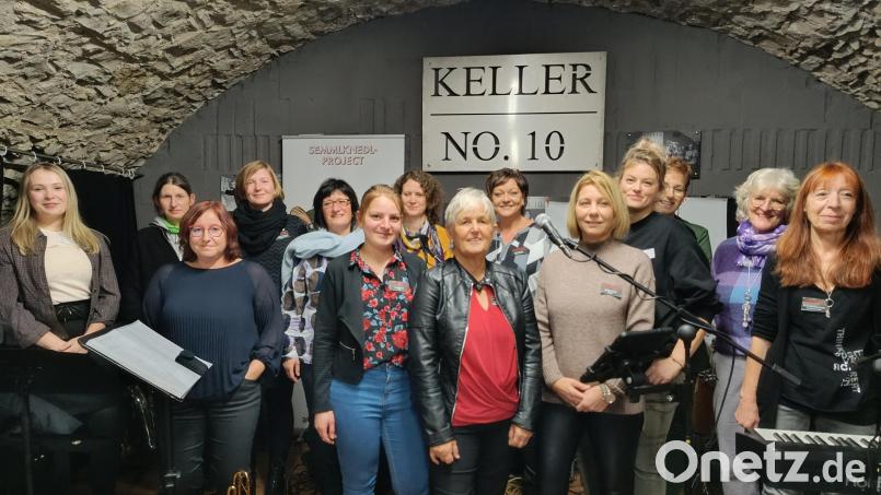 Der Arbeitskreis gegen sexuellen Missbrauch im Landkreis Schwandorf mit der Leiterin Helga Forster (Mitte) besteht seit 30 Jahren. Bild: Fröhlich/exb