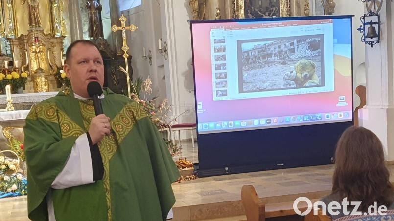 Pater Marian berichtete in der Felixkirche mit eindrucksvollen Bildern über die vielfältige Hilfe, die er und sein Mitbruder Peter im Franziskaner-Kloster Kremenchuk auch dank der großzügigen Spenden aus Neustadt und Umgebung leisten können Bild: mas