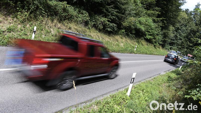 Ein gefährliches Überholmanöver bei Sulzbach-Rosenberg hätte fast zu einem Frontalzusammenstoß mit dem Gegenverkehr geführt. Symbolbild: Edith Geuppert/dpa
