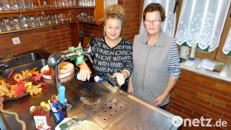 In der Silvesternacht werden Elfriede Engelbrecht und Tochter Sandra (von rechts) das letzte Bier zapfen und ein letztes Mal mit ihren treuesten Stammgästen anstoßen. Bild: whü
