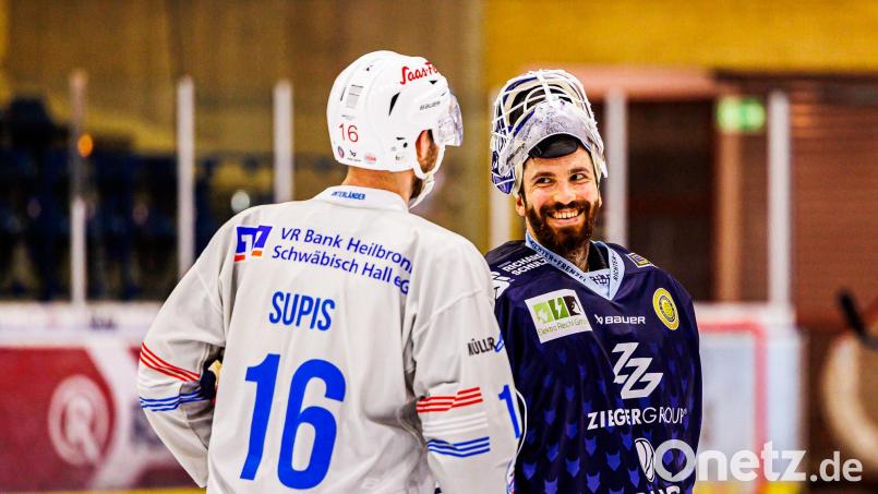 Marco Wölfl (rechts), der Goalie der Blue Devils Weiden, hat aufgrund seiner bärenstarken Form derzeit gut lachen. Bild: Werner Moller