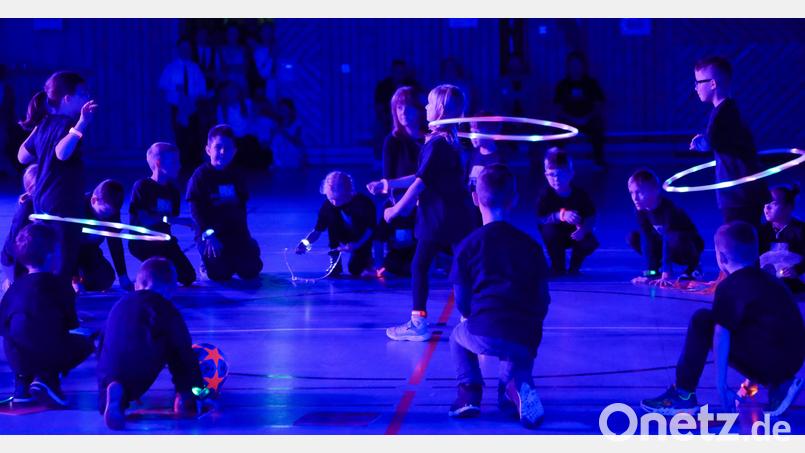 Beim Abend des Amberger Schulsports präsentierten Schüler Tanz, Sport und Akrobatik. Im Bild der Tanz &quot;Du bist besonders&quot; von der Albert-Schweitzer-Grundschule und Rupert-Egenberger-Schule. Bild: Wolfgang Steinbacher