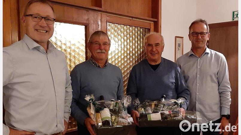 GdP-Bezirksvorsitzender Christian Bleyer (links) und Kreisgruppenvorsitzender Norbert Ehebauer (rechts) ehren Georg Lehner (Zweiter von links) und Georg Ederer (Dritter von links) für ihre Treue zur GdP. Bild: Norbert Ehebauer/exb