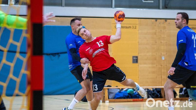 Fabian Steininger (Nummer 13) empfängt mit seinen Oberviechtacher Teamkollegen den Spitzenreiter aus Regensburg. Bild: Guenter Uschold