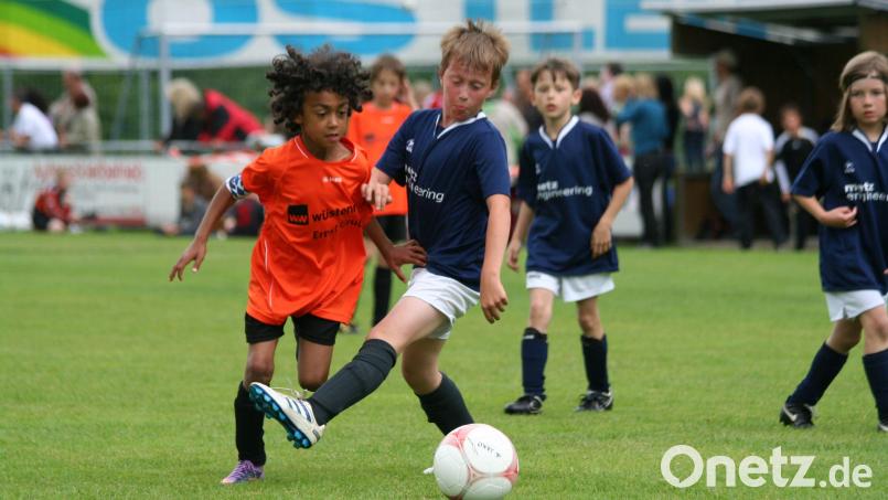 &quot;Nene&quot; Brown (links), heute Profi beim 1. FC Nürnberg, ließ schon früher die Gegner stehen. Diese Aufnahme stammt vom 13. Juni 2011 beim Hauser-Gust-Gedächtniscup in Rieden. Archivbild: Richard Weigert