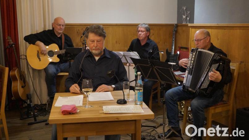 Rezitator Karl Stumpfi ließ die Werke von Wiener Poeten und Satirikern lebendig werden. Den musikalischen Teppich dazu legten (von links) Jürgen Zach, Klaus Götze und Franz Schöberl. Bild: wel