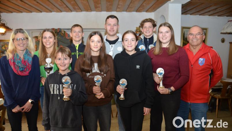 TV-Schwimmabteilungsleiterin Katrin Schwabl (links) überreicht die Pokale an die Stadtmeister im Schwimmen. Andreas Eger (rechts) war für Zeitnahme, Auswertung und Urkundenerstellung verantwortlich. Bild: dob