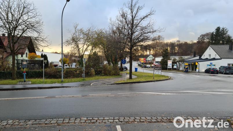 Die Felsmühlstraße ist vom Verkehr der Pressather Straße schlecht einsehbar. Darum soll hier eine Querungshilfe entstehen. Bild: sne