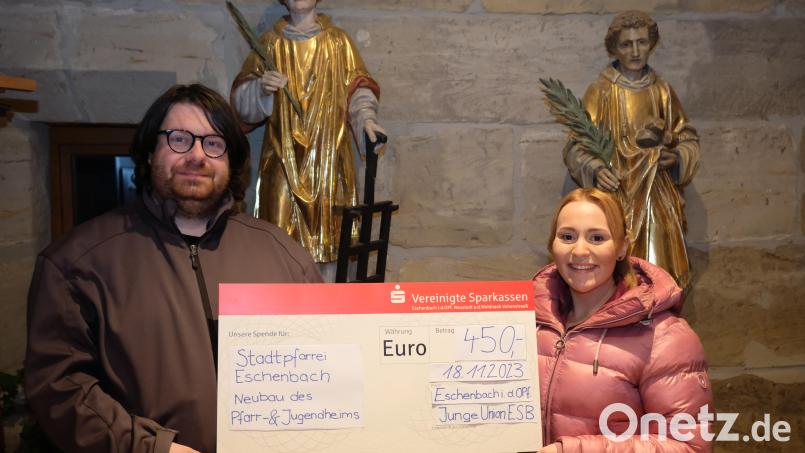 Der Überreichung des symbolischen Spendenschecks von JU-Vorsitzender Katharina Diertl an Stadtpfarrer Pater Johannes Bosco folgt die Übergabe einer Barspende in Höhe von 450 Euro für den Pfarrheim-Neubau. Bild: do