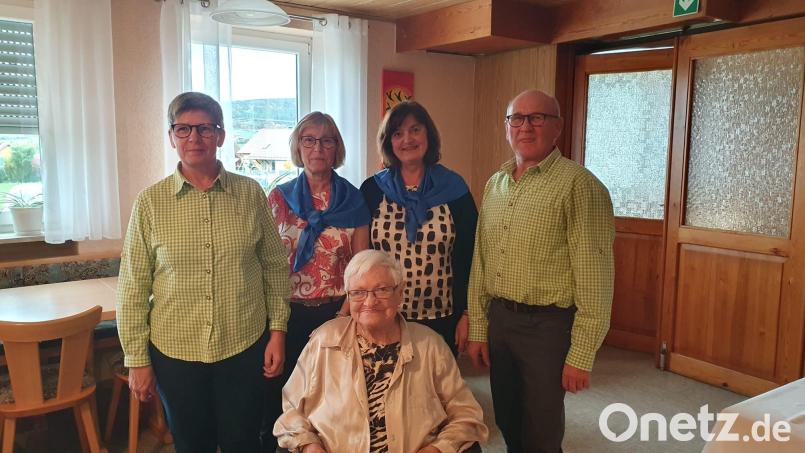 Der Frauenbund Schmidgaden und Gartenbauverein gratulieren Maria Richthammer zum 90. Geburtstag. Bild: Dirrigl/exb