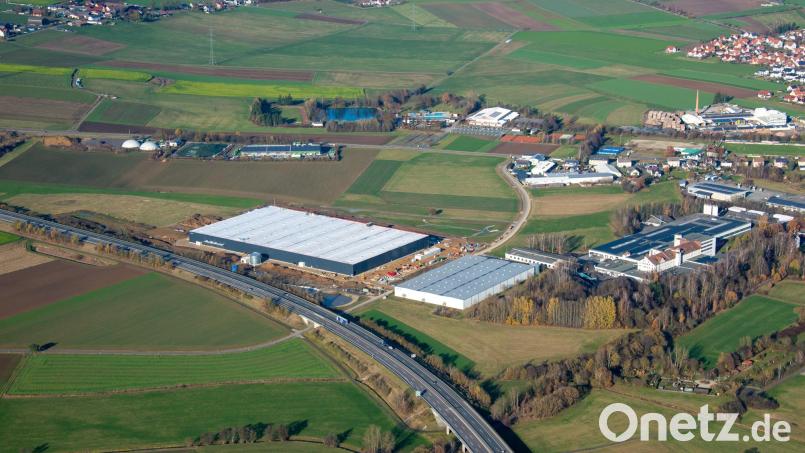 Das Luftbild vom November 2023 zeigt die gewaltigen Dimensionen des neuen Schott-Logistikzentrums an der Autobahn 93 in Mitterteich. Rechts gegenüber zu sehen ist die bestehende Logistikhalle. Luftbild: mür