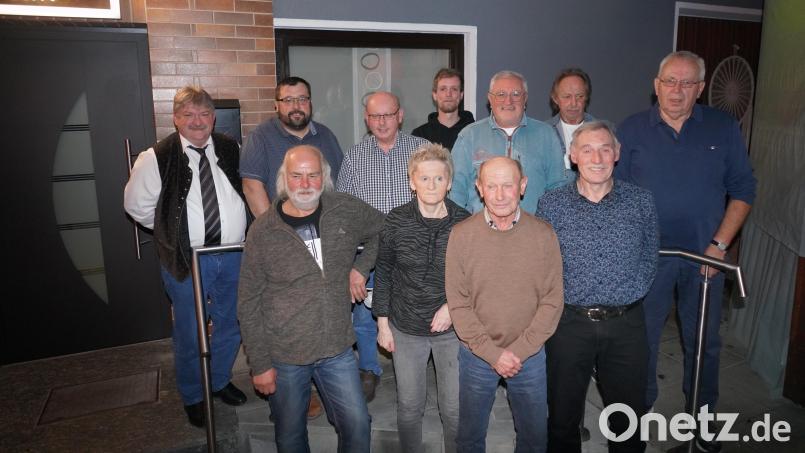 Die Gründungsmitglieder des Kick`n-Stammtischs Waldthurn mit Vorsitzendem und Stammtischsprecher Thomas Troidl (hinten, Zweiter von links), Stellvertreter Björn Schories (hinten, Mitte) und der Wirtin des Stammtischs Angelika Kick erinnern sich beim Kommersabend an viele schöne Begebenheiten. Bild: fvo