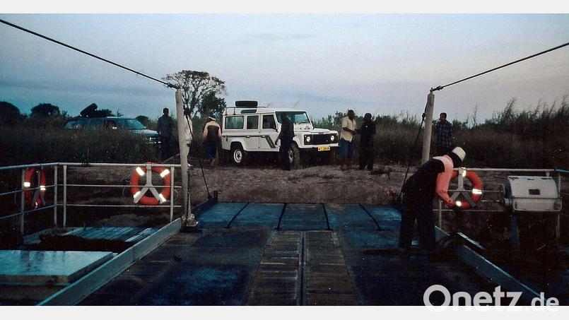 Diese Fähre über den Ruvumafluss in Tansania wurden aus den Spenden des Missionskreises mitfinanziert, ebenso der Landrover dahinter, mit der Priester abgelegene Dörfer erreichen kann. Bild: Missionskreis /exb