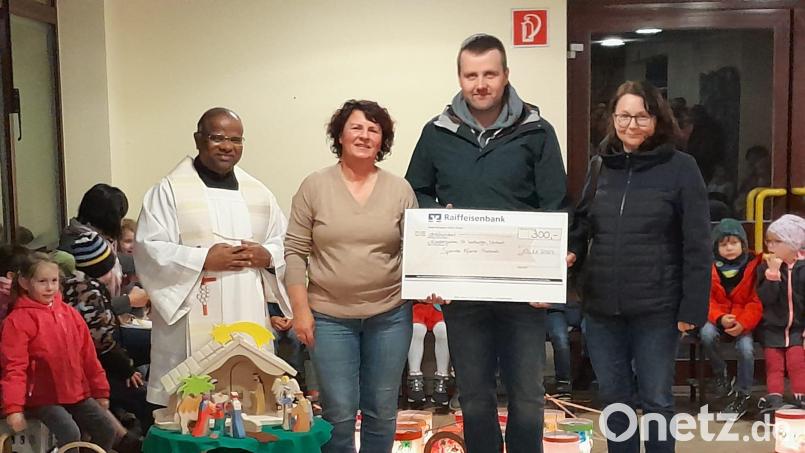 Die Pfarrei St. Ursula Pursruck spendet für den Kindergarten (von links): Pfarrer Moses Gudapati, Kindergartenleiterin Ulrike Schießlbauer, Erster Pfarrgemeinderatssprecher Stefan Schadl und die stellvertretende Pfarrgemeinderatssprecherin Ingrid Richter. Bild: Stefan Schadl/exb