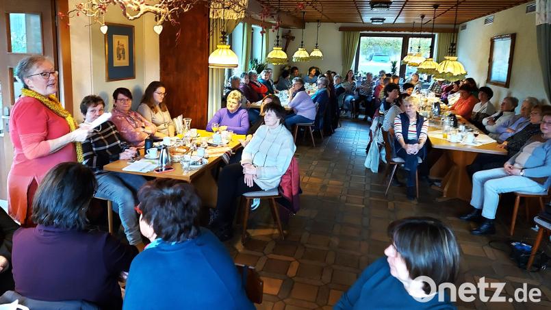 Bis auf den letzten Platz gefüllt ist der Gastraum der Hammerschänke, als Heidi Gentzwein (links) Parallelen zwischen der Pflege des Gartens und der Psyche aufzeigte. Bild: lg