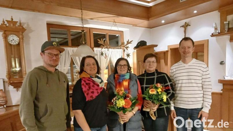Der Fördererverein der Freudenberger Schule wählt einen neuen Vorstand (von links): Elternbeiratsvorsitzender Matthias Tafelmeier, Kassenverwalterin Petra Scharl, die scheidenden Vorsitzenden Angelika Hirn-Demleitner und Christa Schlagenhaufer und der neue Vorsitzende Bernhard Kohl. Bild: gri