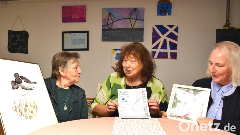 Ingrid Pickl, Olga Luft und Bettina Hoyer (von links) besprechen im Keller-Café von Olga Luft in der Ringstraße 10 die Details zur Advents-Benefizaktion mit Konzert und Tee-Runden. Ingrid Pickl ist Malerin und zeigt dabei ihre Bilder, Bettina Hoyer präsentiert Fotos aus der heimischen Natur. Bild: ubb