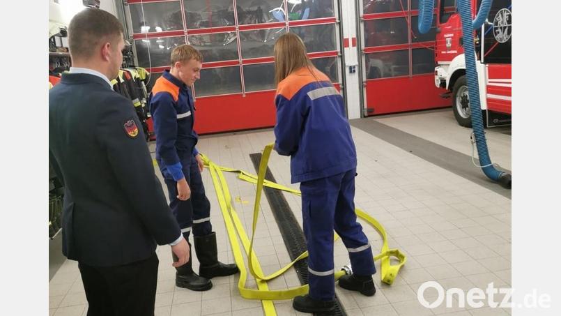 Beim praktischen Teil des Wissenstests beweisen die Jugendlichen viel Geschick. Bild: Josef Glas