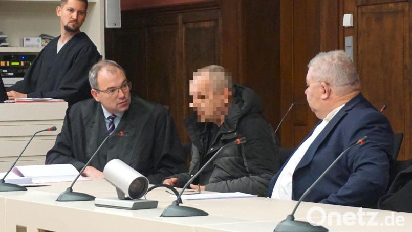 Ein heute 58-jähriger Schnaittenbacher (Mitte) soll Nachbarn mit dem Tod bedroht, Polizisten mit einer Flamme attackiert und damit gedroht haben, das Haus in die Luft zu jagen. Vor Gericht geht es nun um die Frage, ob der Mann dauerhaft in die Psychiatrie muss. Bild: jut