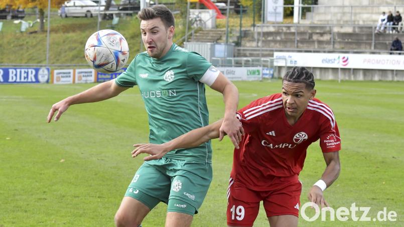 Jonas Lindner (links/Szene aus einem früheren Spiel) kann in dieser Szene den Ball behaupten. Der Gebenbacher Kapitän sieht nach der Durststrecke die DJK auf einem guten Weg. Bild: Hubert Ziegler