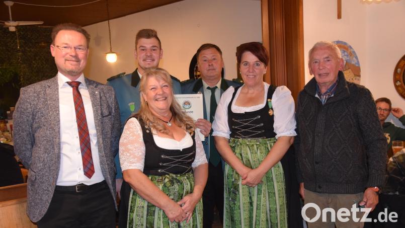 Ehrungen stehen auf dem Programm beim Schützenverein Mendorferbuch-Egelsheim (von links): Bürgermeister Florian Junkes, Michael Meckl, Schützenmeisterin Barbara Guttenberger, Franz Braun, Elke Eidenhammer und Gauschützenmeister Heinrich Fraunholz. Bild: bö