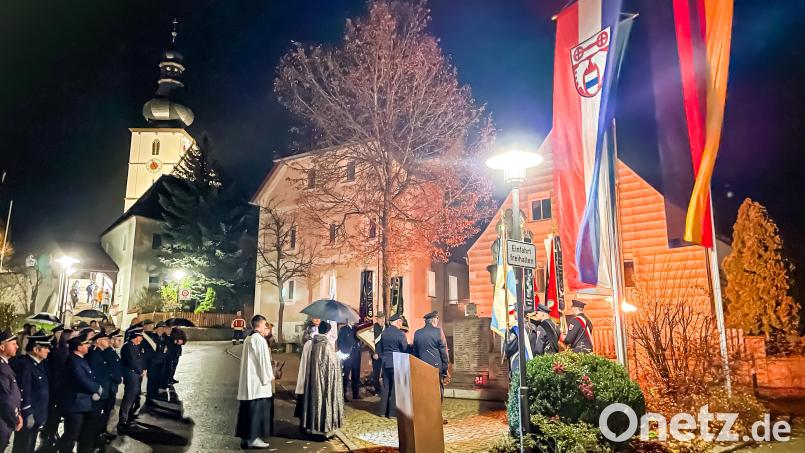 Zur Gedenkfeier versammelten sich Bürger, kirchliche Vereine und Mitglieder der Krieger- und Soldatenkameradschaft vor dem Kriegerdenkmal am Dorfplatz. Bild: Gemeinde Kastl/exb