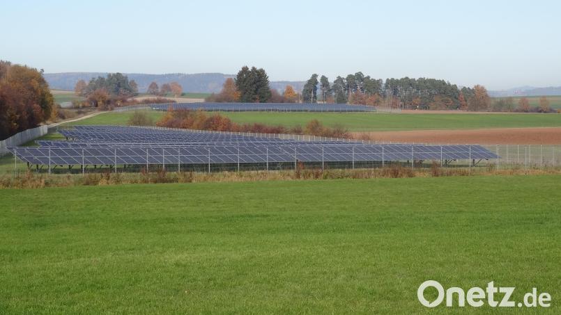 Bei der Energieerzeugung in der Gemeinde Speichersdorf reden die Bürger ein Wörtchen mit. Das Bild zeigt die beiden PV-Anlagen an der Bahnstrecke Kirchenlaibach–Weiden. Archivbild: ak