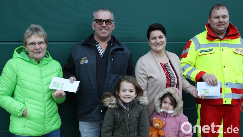Die Familie Winter mit ihren zwei Kindern, für die Jungschar Heidrun Lengemann (links) und für die First Responder Manfred Rupprecht (rechts) bei der Spendenübergabe. Bild: gru