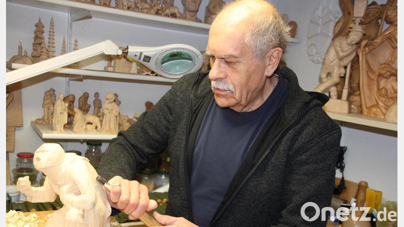 Manfred Dietz beim Schnitzen mit einem Hohleisen an einer Figur. Bild: kro