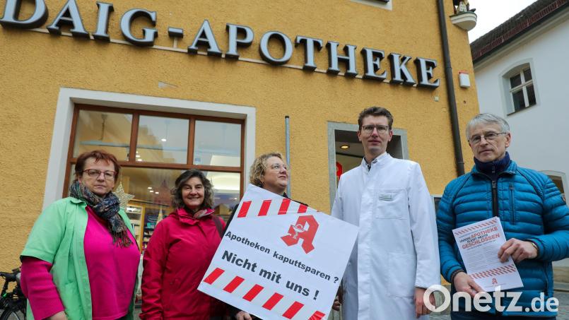 Am Streiktag der Apotheken stehen (von links) die Apotheker Anneliese Daig, von der Daig-Apotheke, Annette Sawhney von der St.-Anna-Apotheke, Katharina Holtschulze von der Krötensee-Apotheke, Falk Samuel Glamsch von der Apotheke in der Fröschau und Alois Dittrich von der Dreifaltigkeits-Apotheke am Amberger Rossmarkt, um ihren Protest kundzutun. Bild: Wolfgang Steinbacher