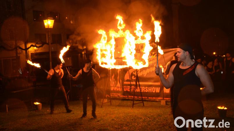 Die Feuershow der Gruppe &quot;Public Surprise&quot; aus Waidhaus ist bei der Aktion &quot;Vohenstrauß im Kerzenschein&quot; der große Anziehungsmagnet für Besucher, die bis 20 Uhr über den Marktplatz flanieren können. Archivbild: dob