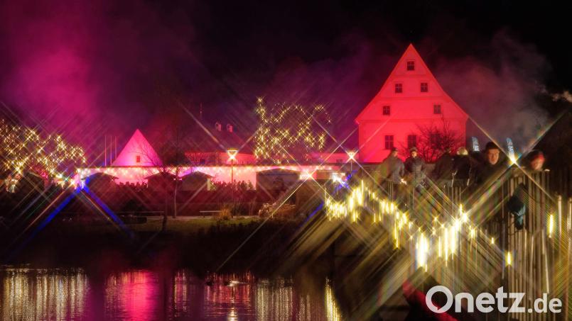 Der größte Weihnachtsmarkt im Landkreis Tirschenreuth findet im Fischhofpark in der Kreisstadt statt. Veranstalter ist der Lions-Club. Der Fischhof erstrahlt jedes Jahr in einer anderen Farbe. Bild: tr