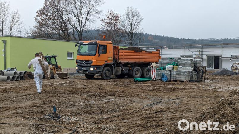 Noch herrscht Baustelle bei der künftigen Sozialtherapeutischen Einrichtung in Schönsee, schon im Januar soll sie aber fertig sein. Bild: wrl