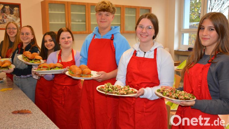 Stolz präsentierten die Mittelschüler die zubereiteten Speisen. Bild: jr