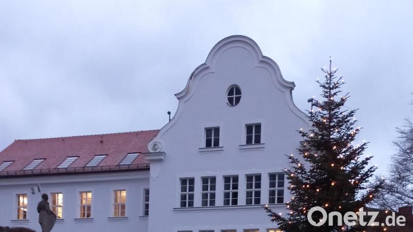 Am Basilikaplatz in Waldsassen haben Mitarbeiter des Stadtbauhofs am Dienstag einen stattlichen Christbaum aufgestellt. Bild: Stadt Waldsassen/exb
