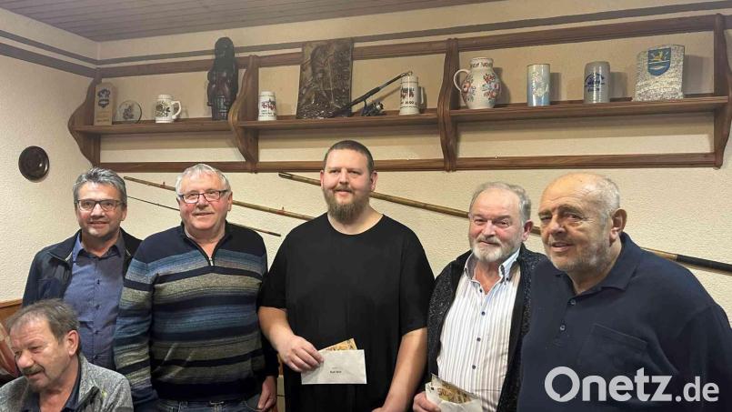 Der Vorsitzende Karl Roth gratuliert den drei Erstplatzierten Josef Kindl, Jörg Maier und Franz Singer zu ihren Preisen und Josef Illing zum Trostpreis (von rechts). Bild: gz