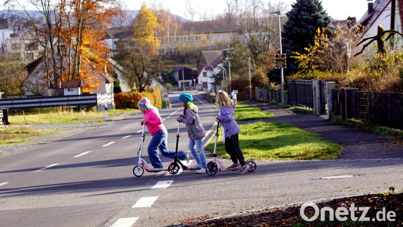 Schnell rein und schnell raus, heißt es oft in der Immenreuther Straße. Nach Rasern spähten auch die drei Mädls bevor sie gerade die Straße Richtung Richard-Krieglsteiner-Straße überquerten. Bild: bkr