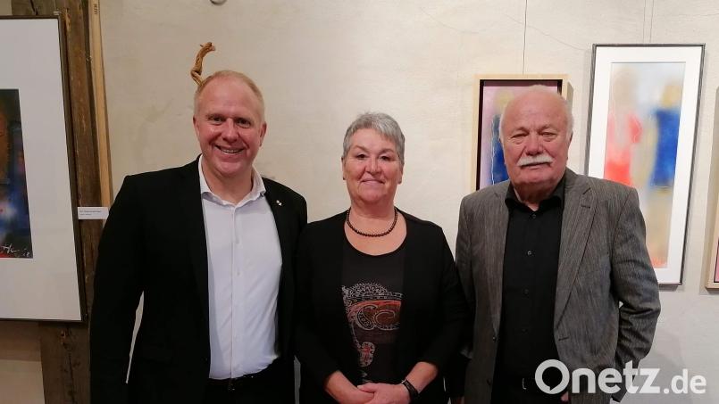 Unter dem Titel „Herzlich & Spritzig“ präsentiert Jürgen Hartmann (rechts) im Schnaittenbacher Kulturstadl 26 Acryl- und Airbrush-Arbeiten. Sowohl Bürgermeister Marcus Eichenmüller (links) als auch die Sprecherin des Arbeitskreises Heimat und Kultur, Ingrid Müller (Mitte), gratulierten zu den gelungenen Werken. Die Ausstellung ist Abschluss der Schnaittenbacher Kulturtage 2023. Bild: u