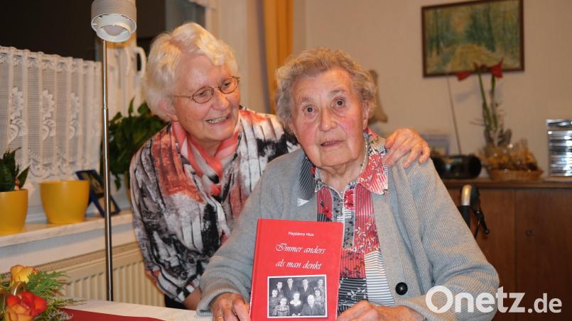 Magdalena Hitze erzählt an ihrem 100. Geburtstag ihre Lebensgeschichte, die sie mit ihrer Tochter Veronika (links) in einem Buch aufgeschrieben hat. Bild: Hirsch
