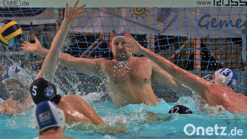 Torwart Christopher Klein (Mitte hinten) soll auch gegen den WV Darmstadt der Rückhalt der Weidener Wasserballer sein. Bild: G. Büttner