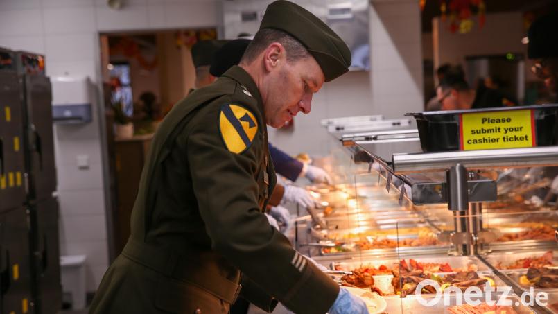 Oberstleutant Casey McKenna versorgt seine Truppe mit Thanksgiving-Spezialitäten. Bild: Cpl. Fallon Lewis