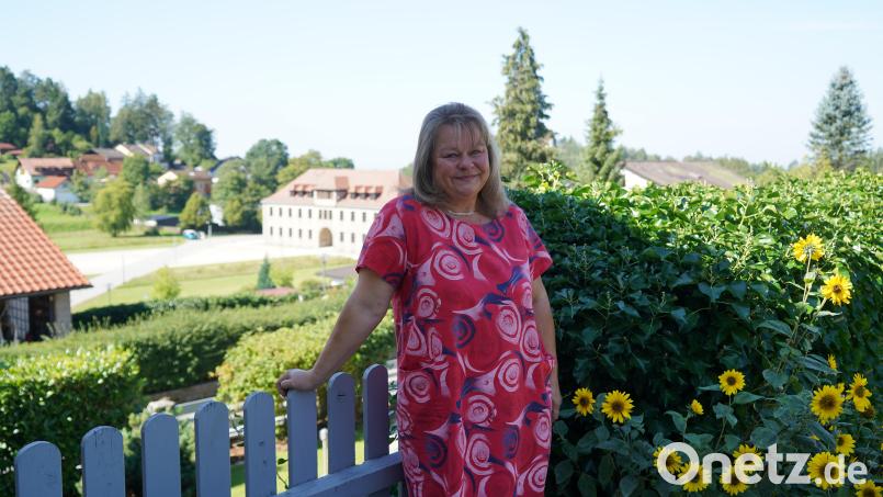 Diana Kraus wohnt im Gebiet „Am Vogelherd“. Von ihrem Garten aus hat man einen Blick auf die Gedenkstätte. Bild: Schönhofen