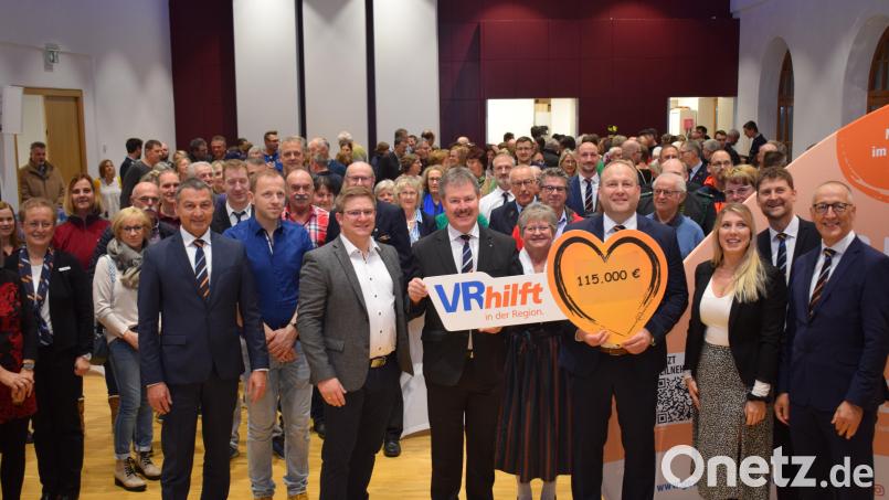 Die VR-Bank Mittlere Oberpfalz unterstützt 170 Vereine aus dem Spendentopf des Gewinnsparens mit einer Geldspende. Die Spendenübergabe findet im Jugendwerk in Nabburg statt. Bild: bnr