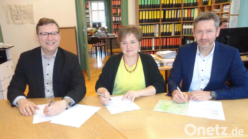 Kommunalbetreuer Wolfgang Dumm, Bürgermeisterin Sonja Meier und der Leiter des Kundencenters Schwandorf, Daniel Liegl (von links) unterzeichnen den Vertrag. Bild: Mösbauer/exb