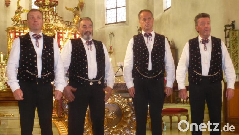 Stefan Kaser, Robert Sattler, Josef Gruber, Ewald Mahlknecht (von links) begeistern in Schwarzhofen mit zu Herzen gehenden Melodien. Bild: mad