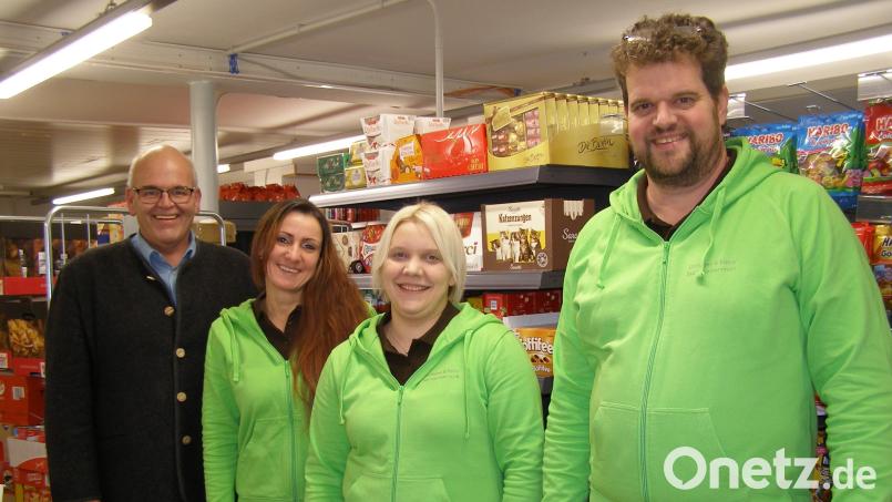 Noch gibt es viel zu tun. Aber das Team im Dorfladen – von links Geschäftsführer Klaus Meyer, Christine Gennari, Bianca Sturm und Alex Winterl – ist hoch motiviert und freut sich auf die Eröffnung. Bild: pz