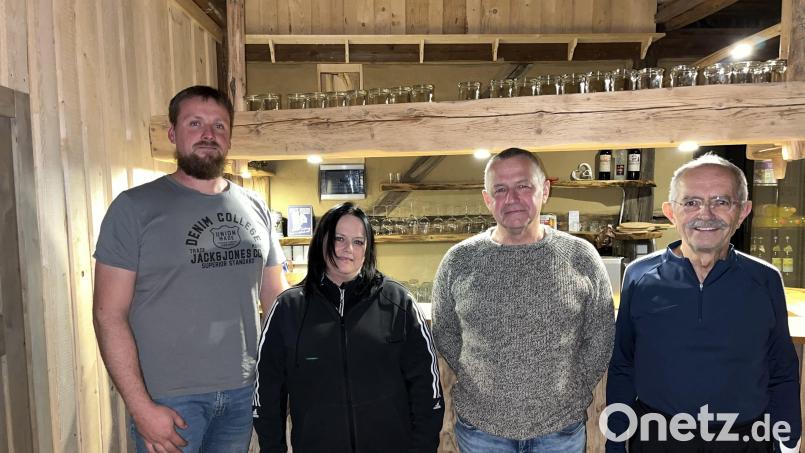 In Krummennaab hat sich ein Backofenverein gegründet. Ihm stehen Vorsitzender Christopher Moller (von links), Schriftführerin Sabrina Zahn, Zweiter Vorsitzender Christian Zimmerer und Kassier Hubert Kellner vor. Bild: tri
